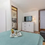 アパート Two-bedroom In Cervar Porat ポレッチ