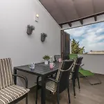 Two-bedroom In Cervar Porat アパート *