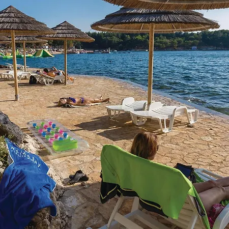 Two-bedroom In Cervar Porat *