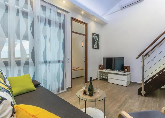 Two-bedroom In Cervar Porat *