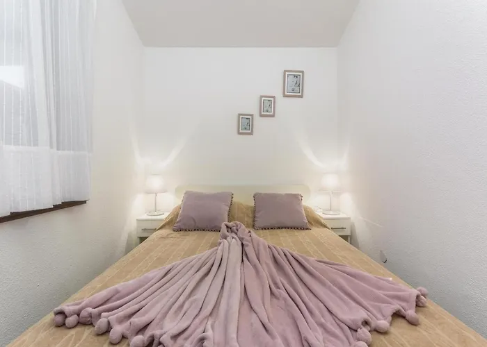 Two-bedroom In Cervar Porat