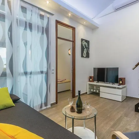 Two-bedroom In Cervar Porat *