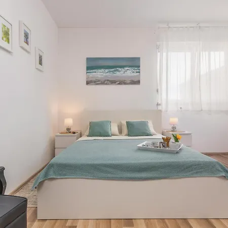 Two-bedroom In Cervar Porat 波雷奇