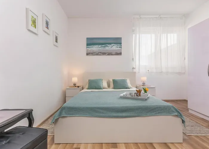 Two-bedroom In Cervar Porat 波雷奇