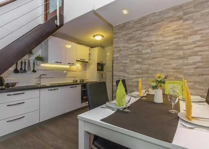 Two-bedroom In Cervar Porat 波雷奇