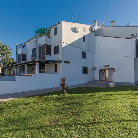 Two-bedroom In Cervar Porat Poreč